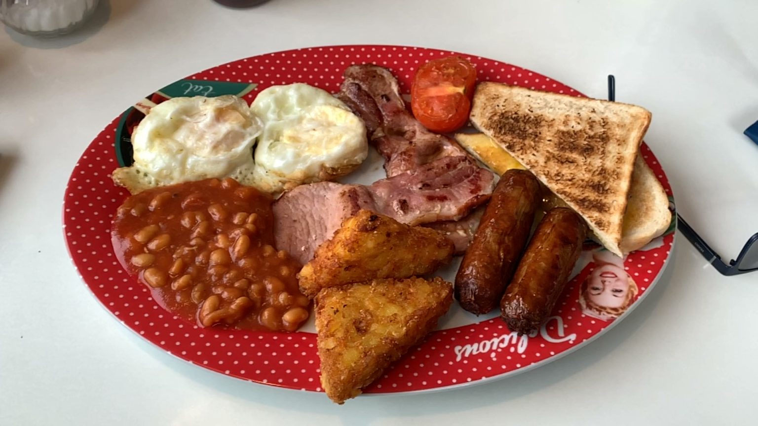 What is a traditional greasy spoon English breakfast fry up? chefstravels