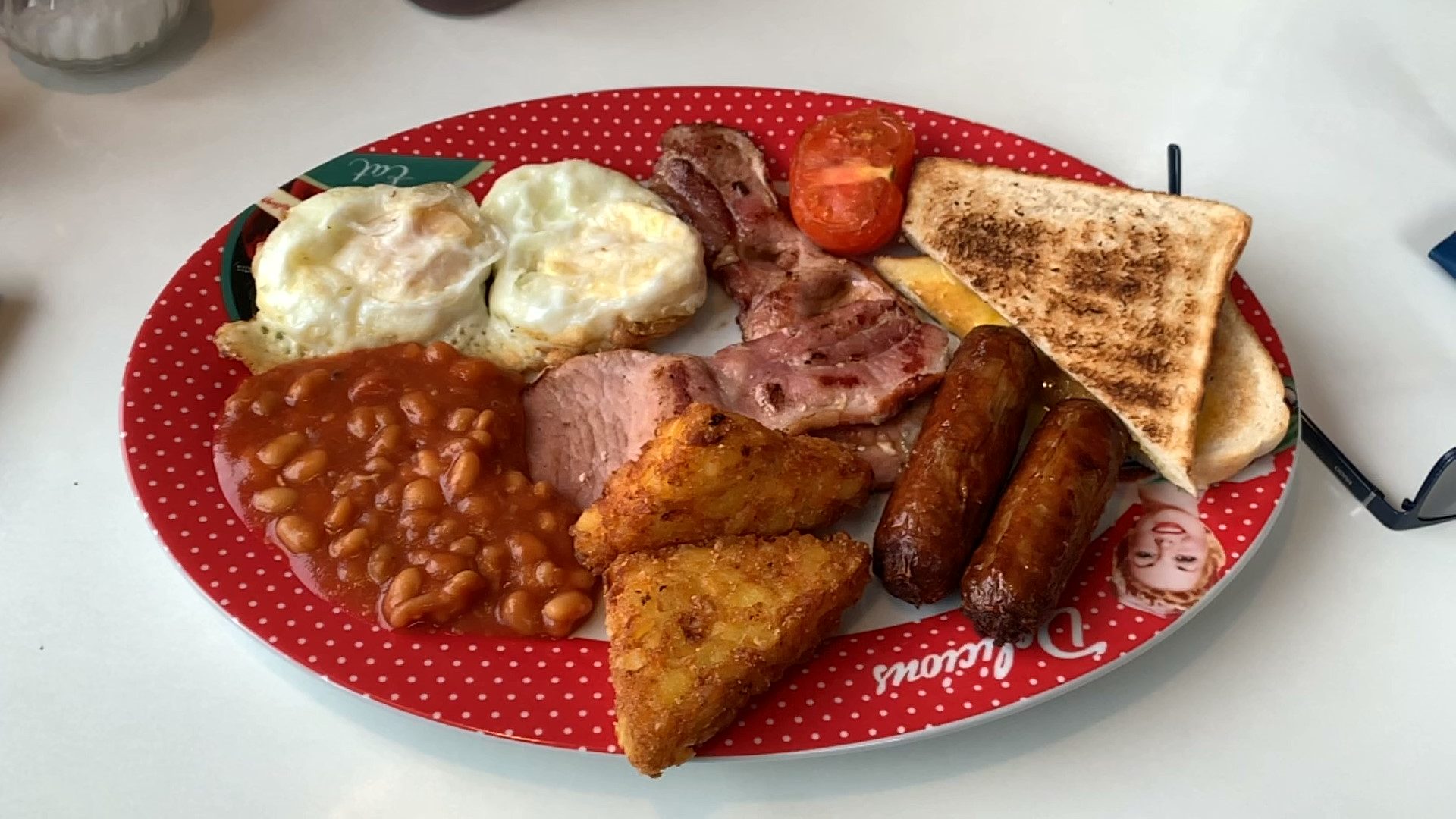 What is a traditional greasy spoon English breakfast fry up?